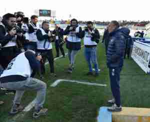 L'allenatore del Pescara, Zdenek Zeman, 'assalito' dai fotografi prima del match con il Genoa. (foto: Zimbio.com)