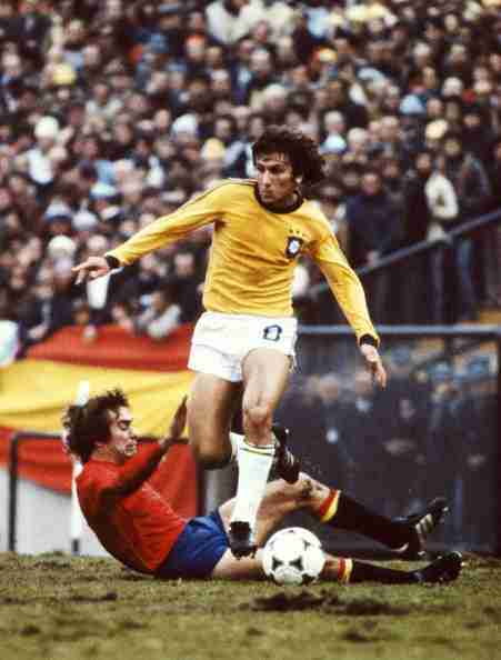 Zico con la maglia del Brasile in azione contro la Spagna durante i Mondiali in Argentina del 1978. (foto: Zimbio.com)