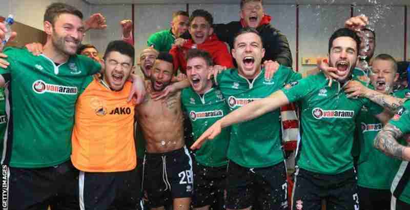 La gioia dei giocatori del Lincoln dopo aver eliminato il Burnley, formazione che milita in Premier. (foto: BBC Sport)