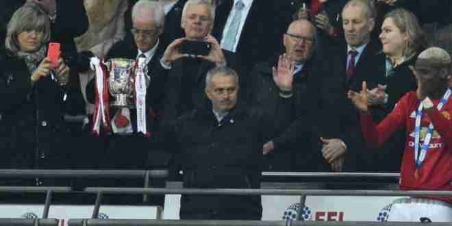 Manchester United: Mourinho celebra la vittoria in EFL Cup (foto: @SquawkaNews)